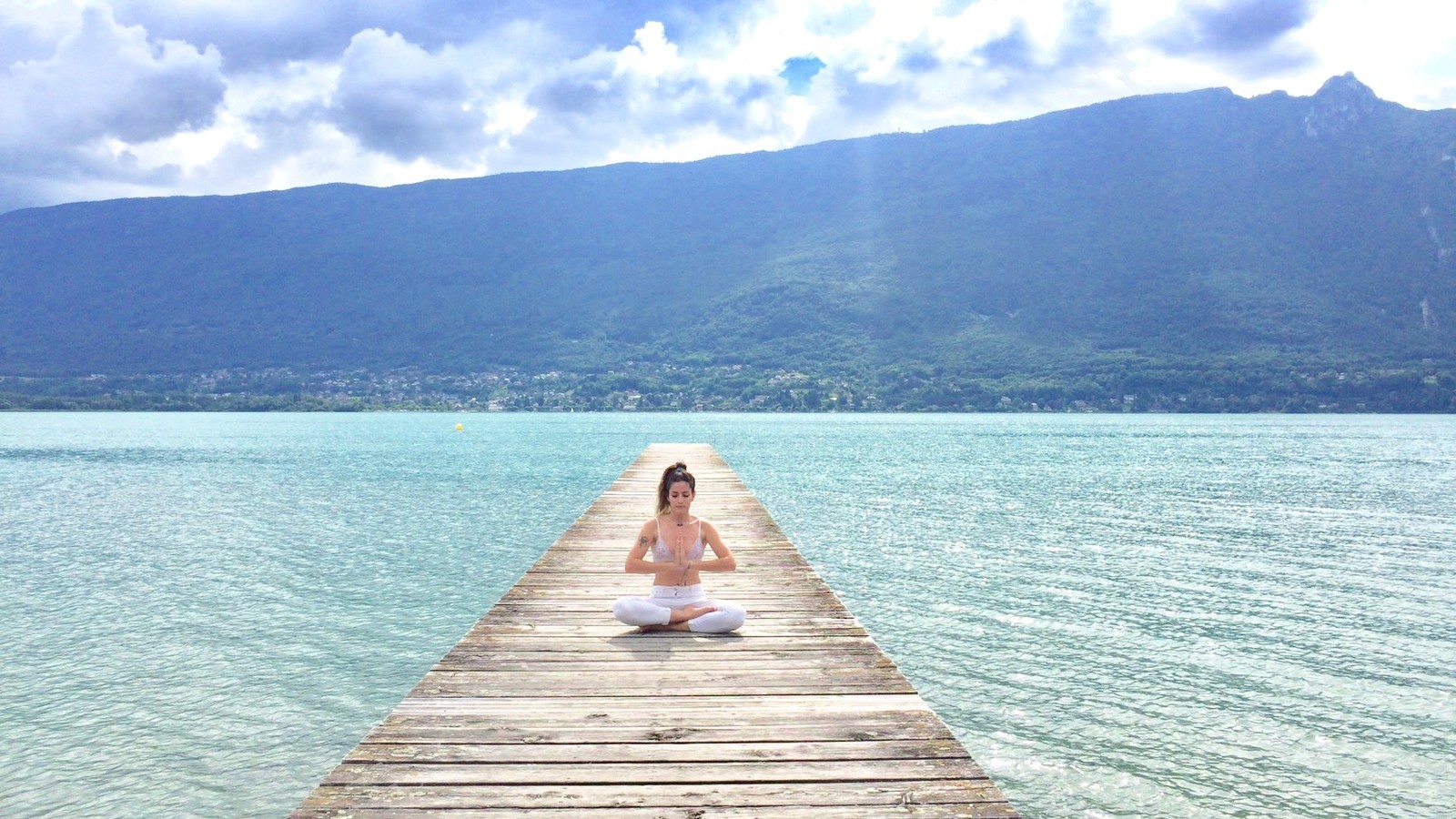 Méditation au bord du lac